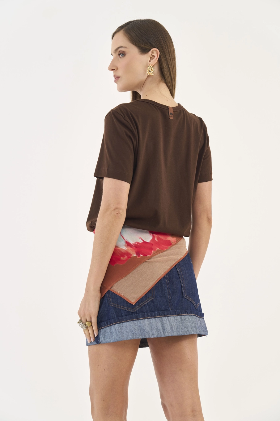 Camiseta Comfort Com Estampa Frontal Marrom