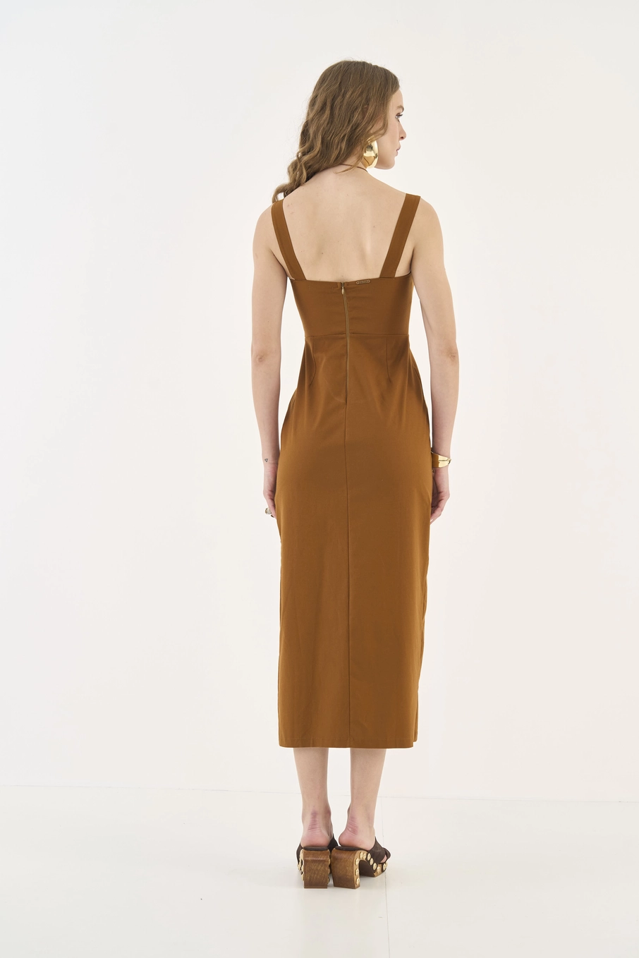 Vestido Midi Comfort Com Fenda Marrom