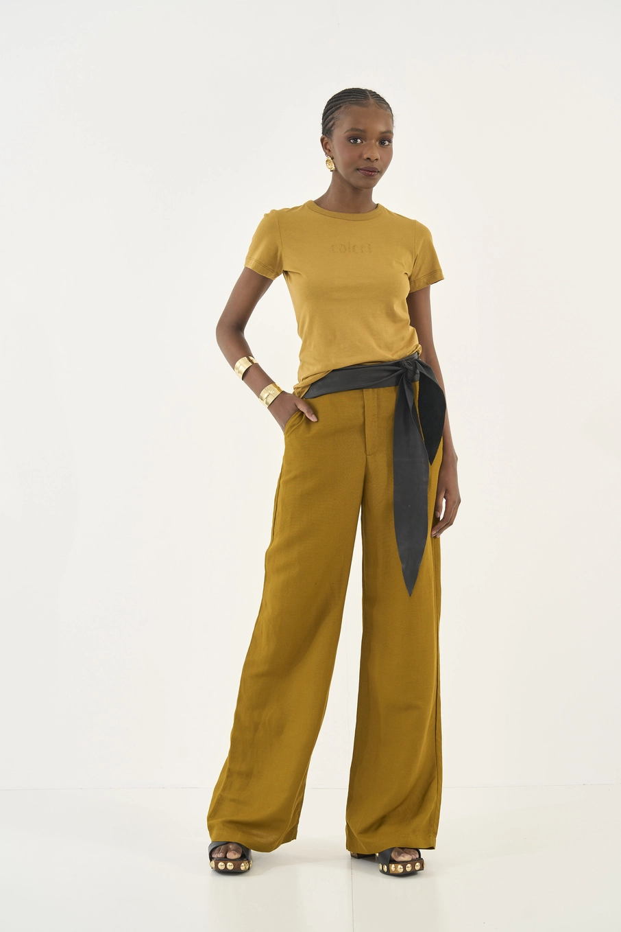 Camiseta Slim Com Estampa Em Logo Marrom Ebbela