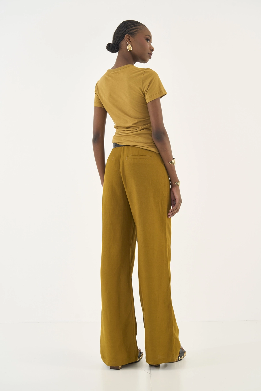 Camiseta Slim Com Estampa Em Logo Marrom Ebbela