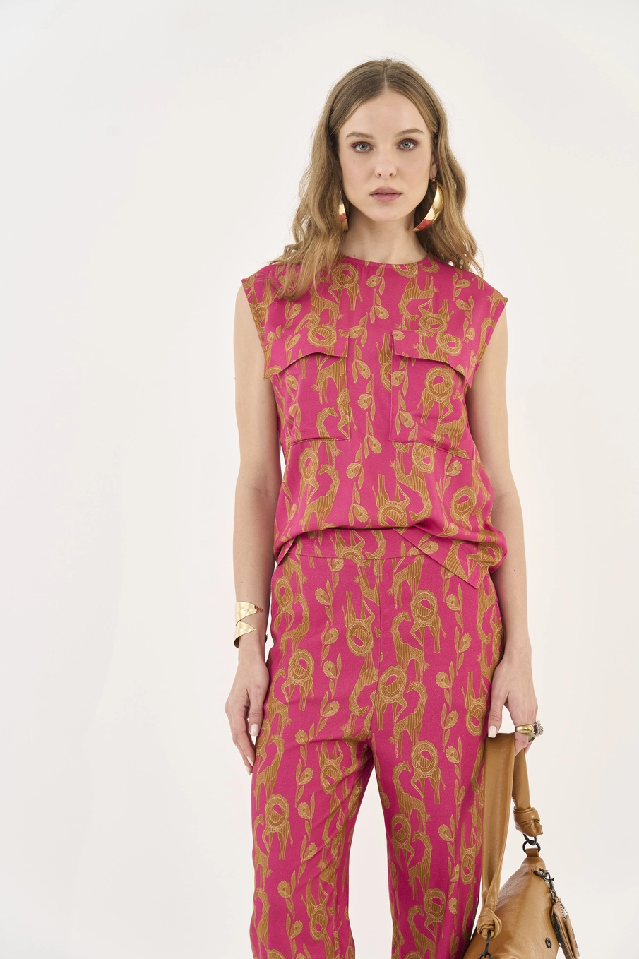 Camiseta Estampada Reta Com Bolsos Frontais Estampados