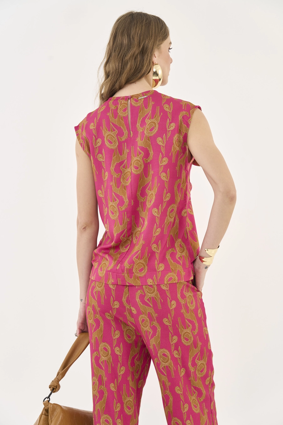 Camiseta Estampada Reta Com Bolsos Frontais Estampados