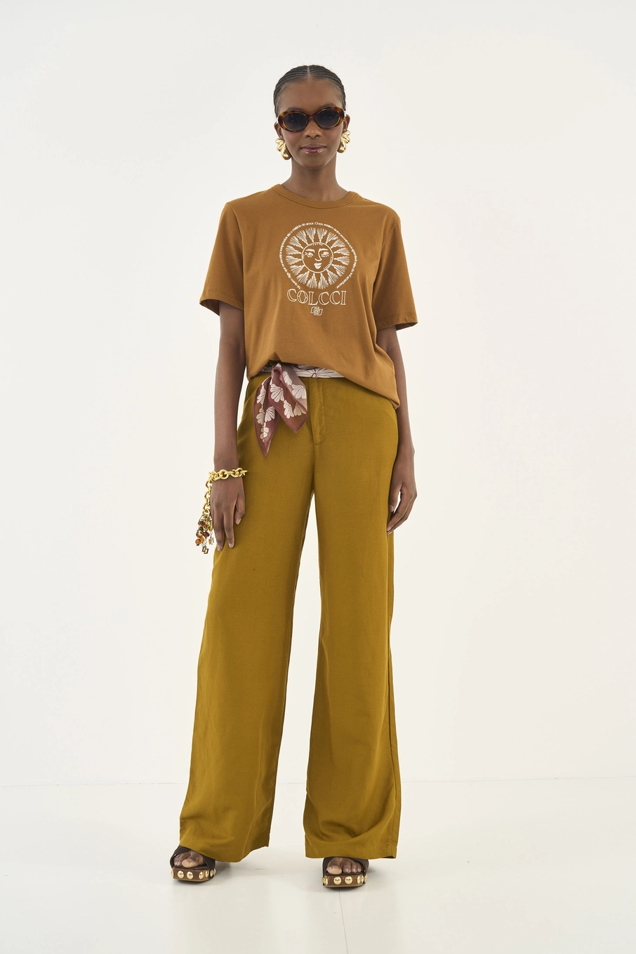 Camiseta Boy Com Estampa Frontal Marrom