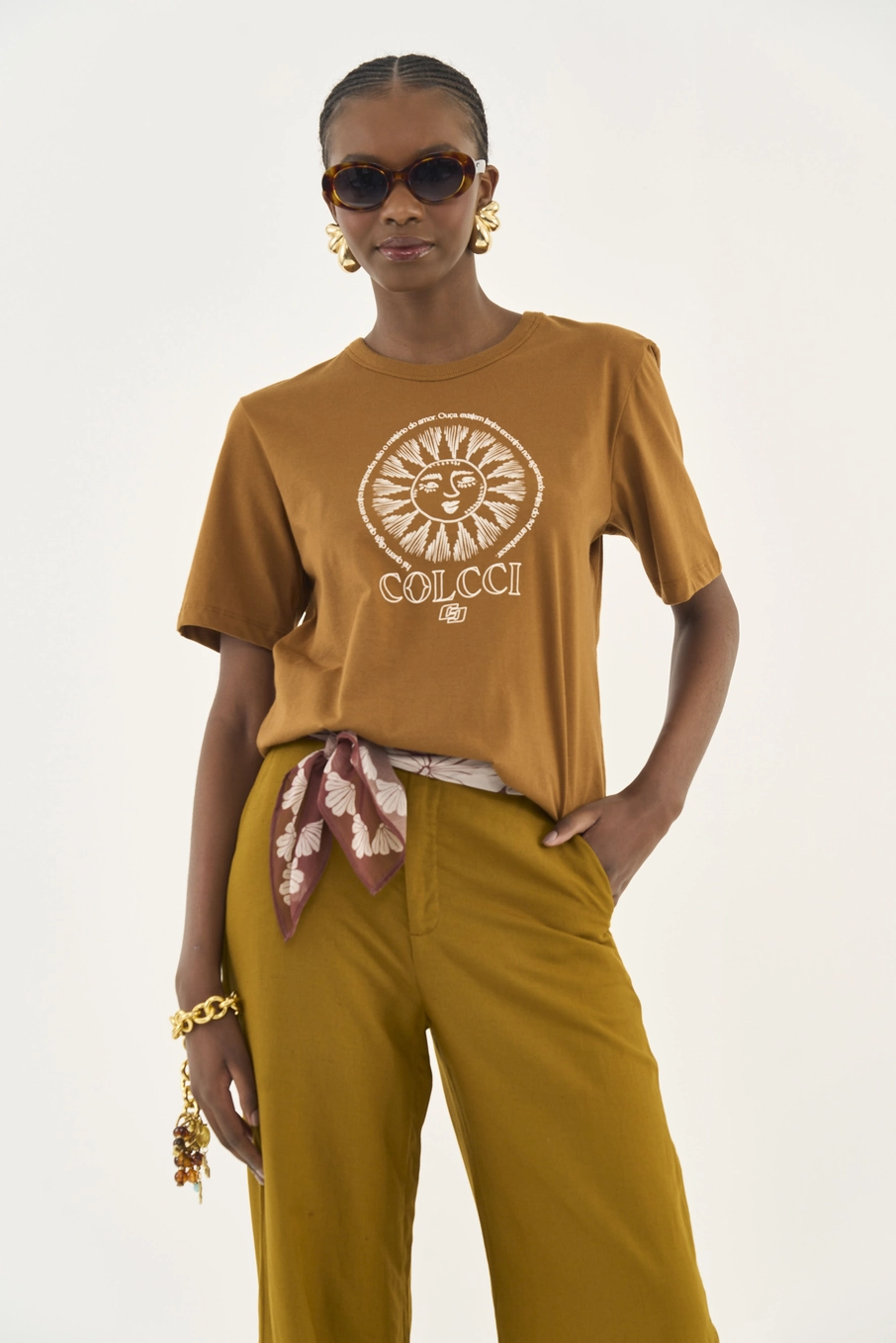 Camiseta Boy Com Estampa Frontal Marrom