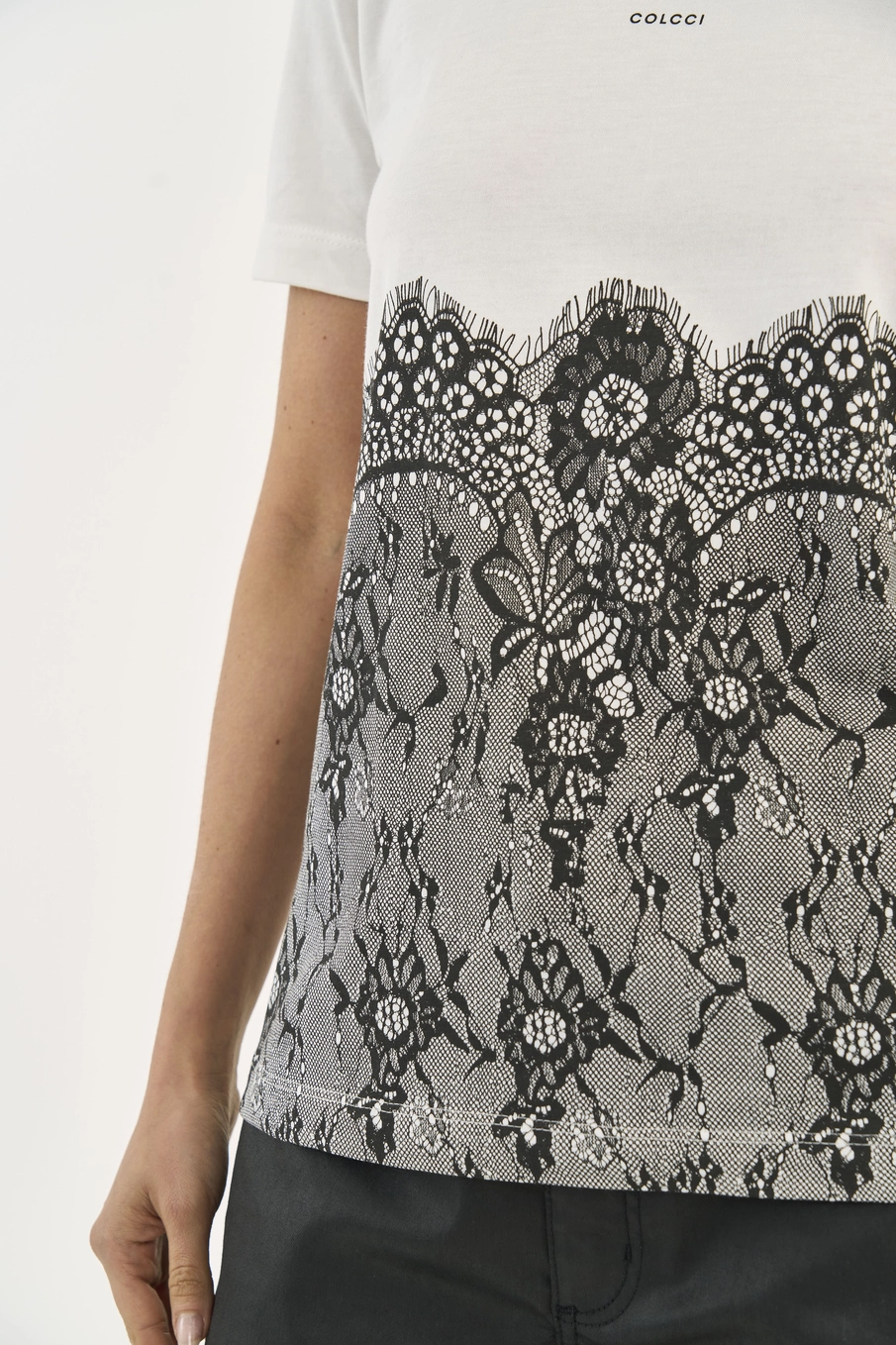 Camiseta Comfort Com Estampa Em Renda Off Shell