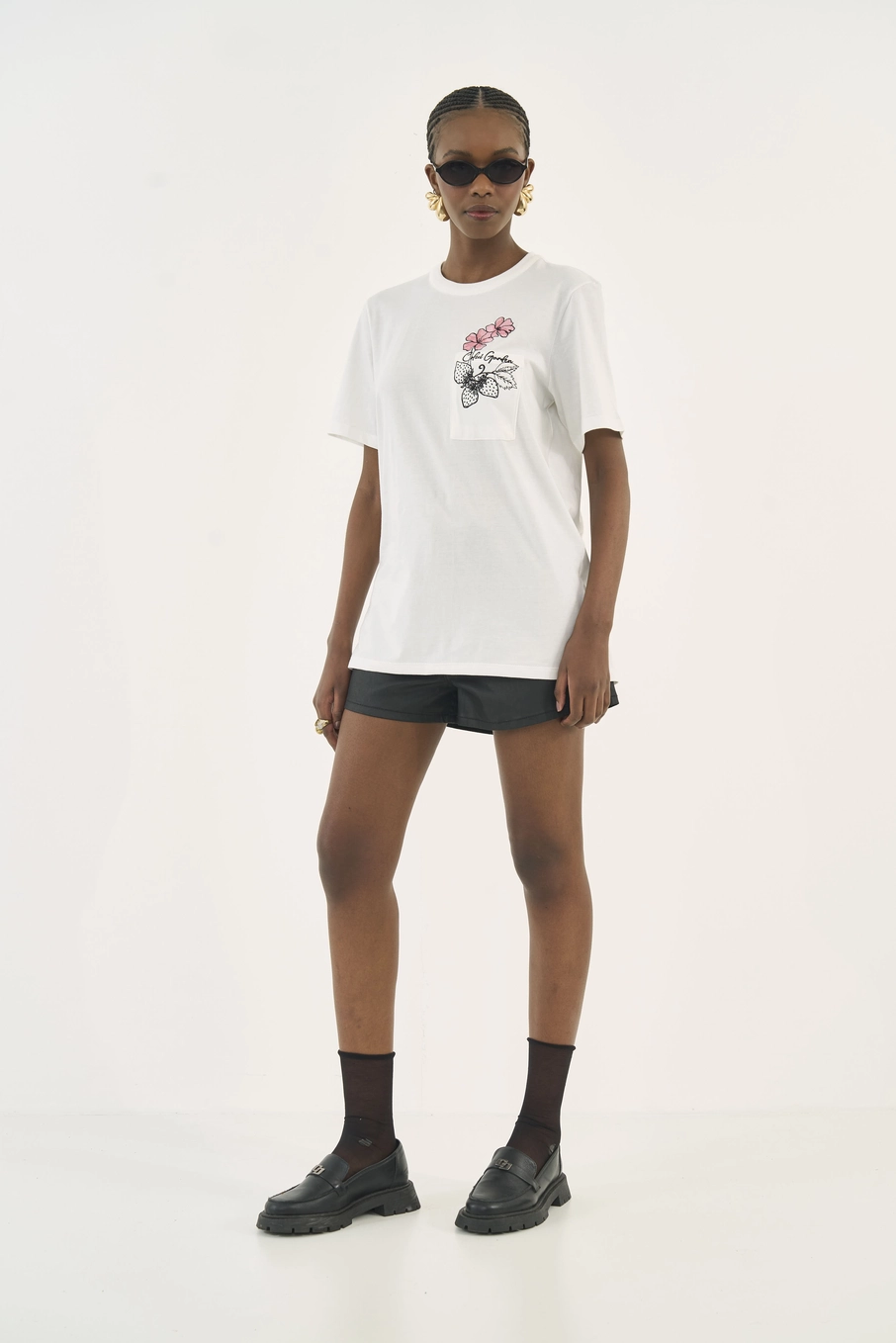 Camiseta Boy Com Bordado Off Shell