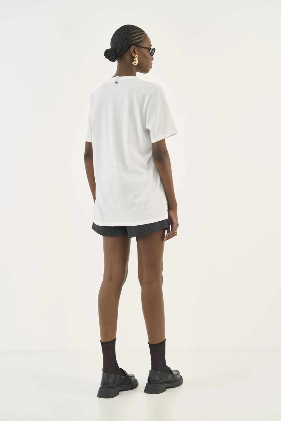 Camiseta Boy Com Bordado Off Shell