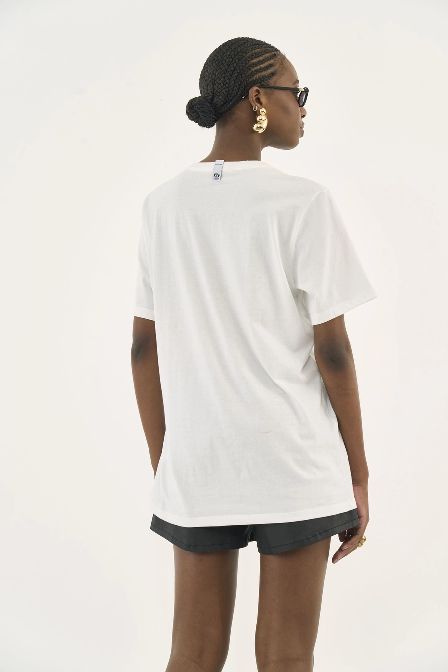 Camiseta Boy Com Bordado Off Shell