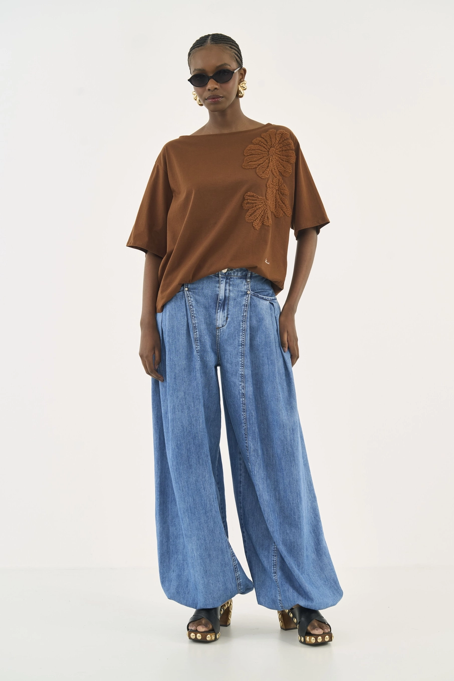Camiseta Loose Com Bordado Marrom