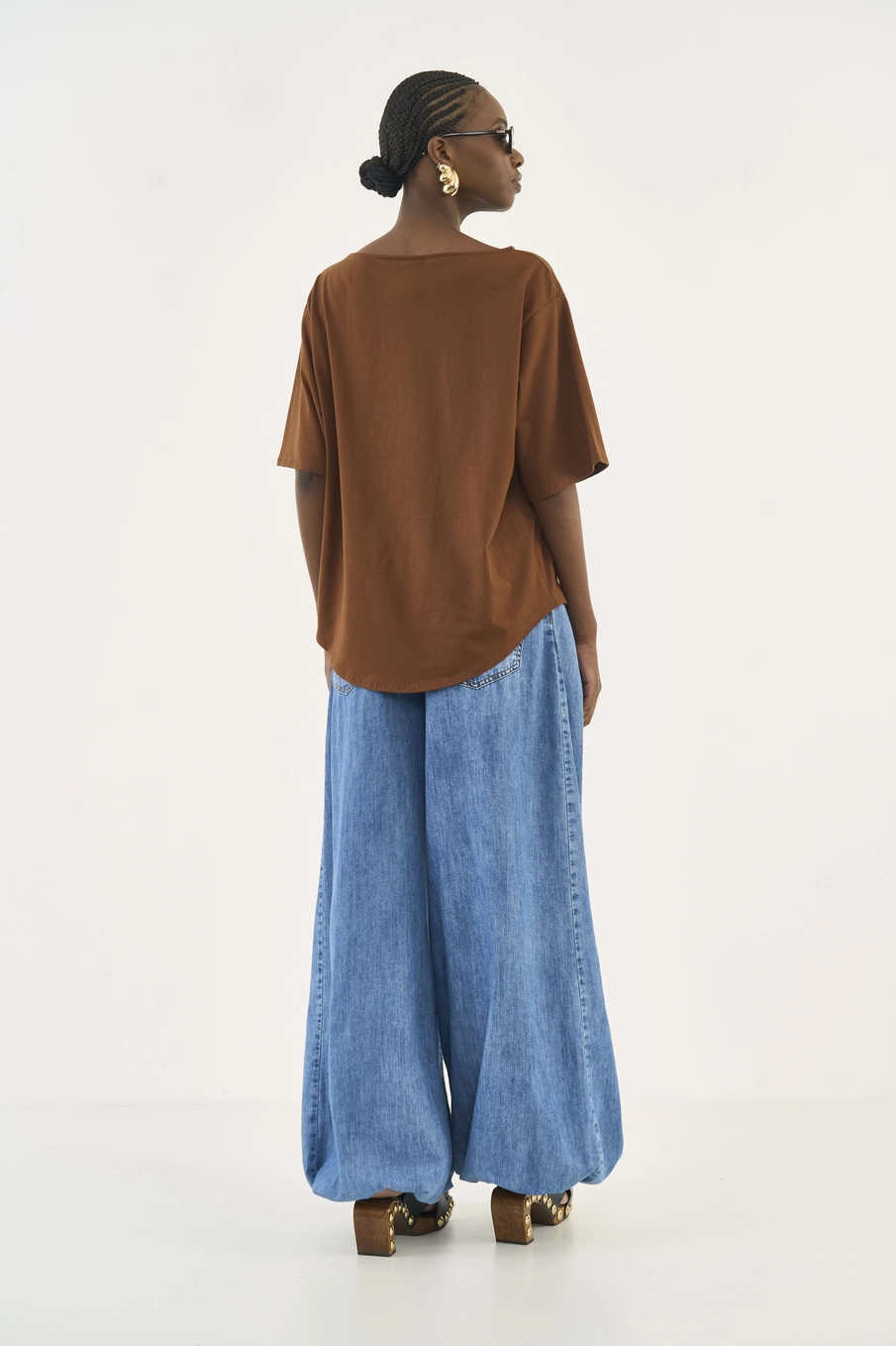 Camiseta Loose Com Bordado Marrom
