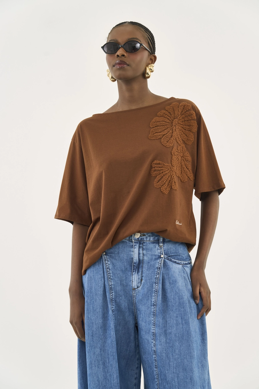 Camiseta Loose Com Bordado Marrom