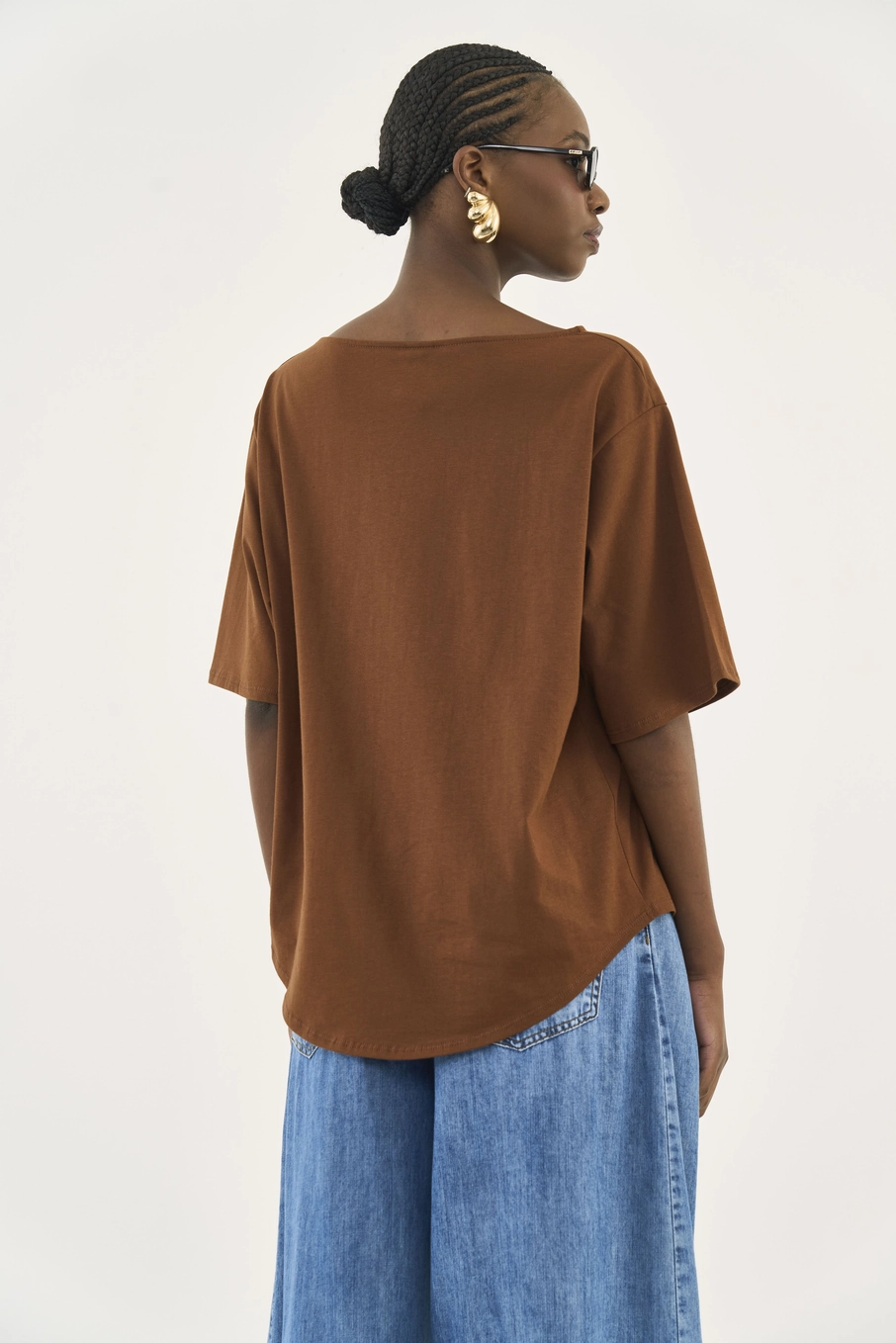 Camiseta Loose Com Bordado Marrom