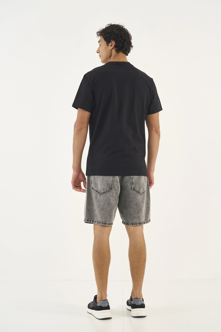 Camiseta Comfort Placa Com Logo Preto
