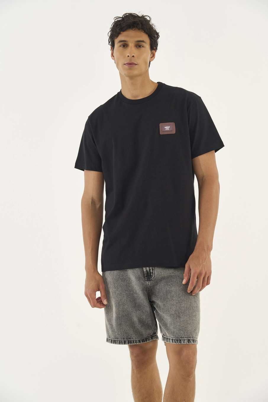 Camiseta Comfort Placa Com Logo Preto