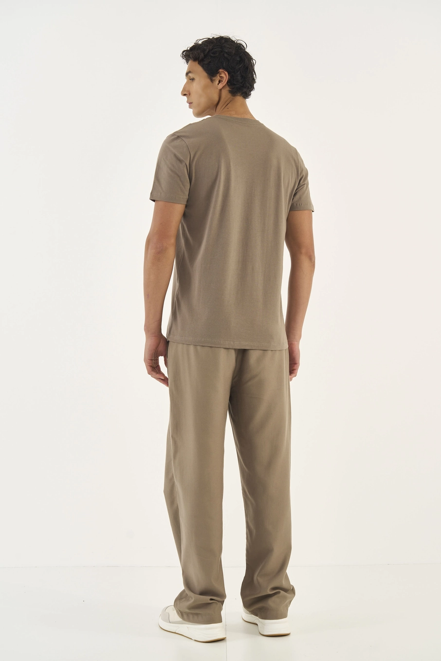 Camiseta Slim Com Detalhe Em Aplicação Bege Cinzas