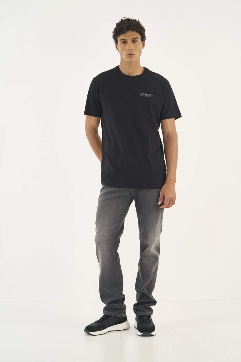 Camiseta Comfort Com Placa Em Metal