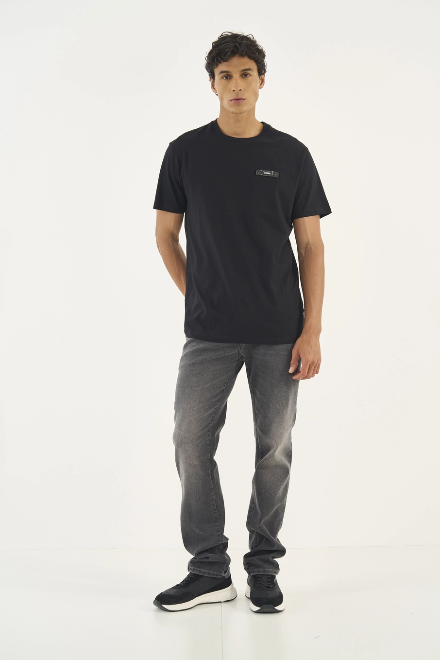 Camiseta Comfort Com Placa Em Metal Preto