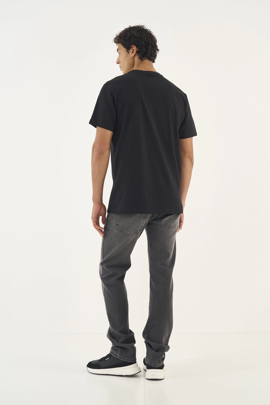 Camiseta Comfort Com Placa Em Metal Preto