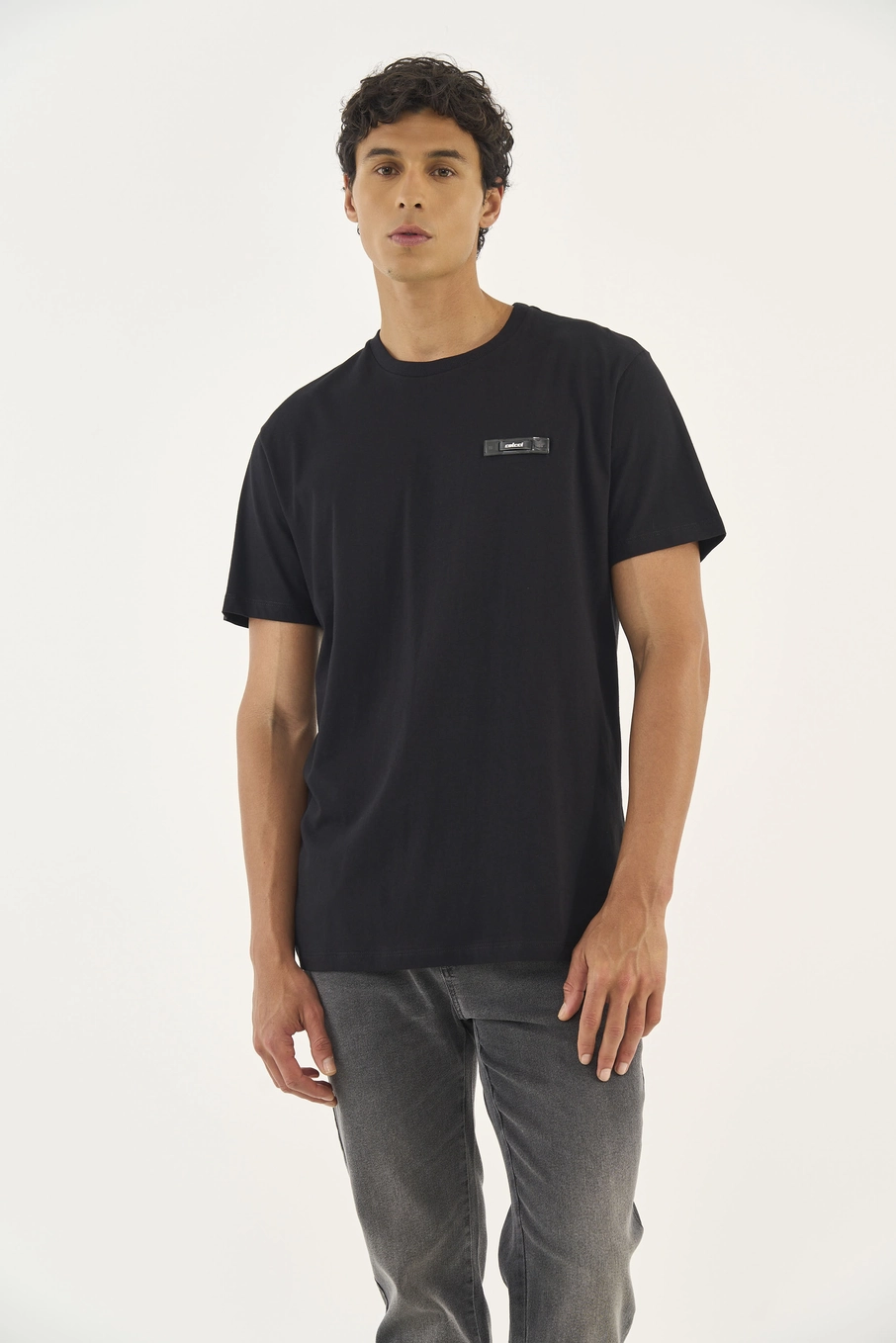 Camiseta Comfort Com Placa Em Metal Preto