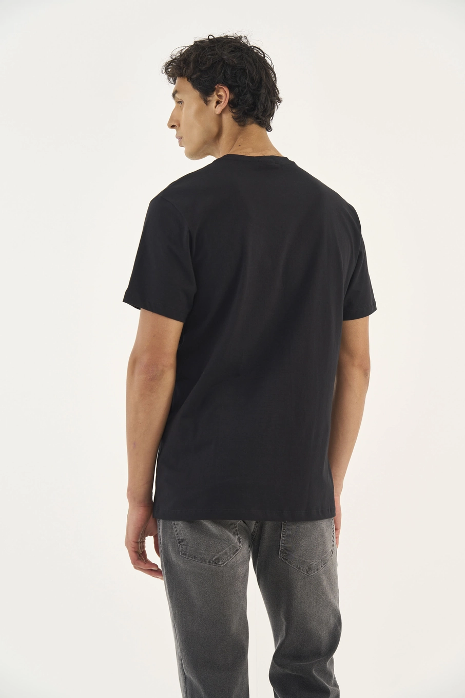 Camiseta Comfort Com Placa Em Metal Preto