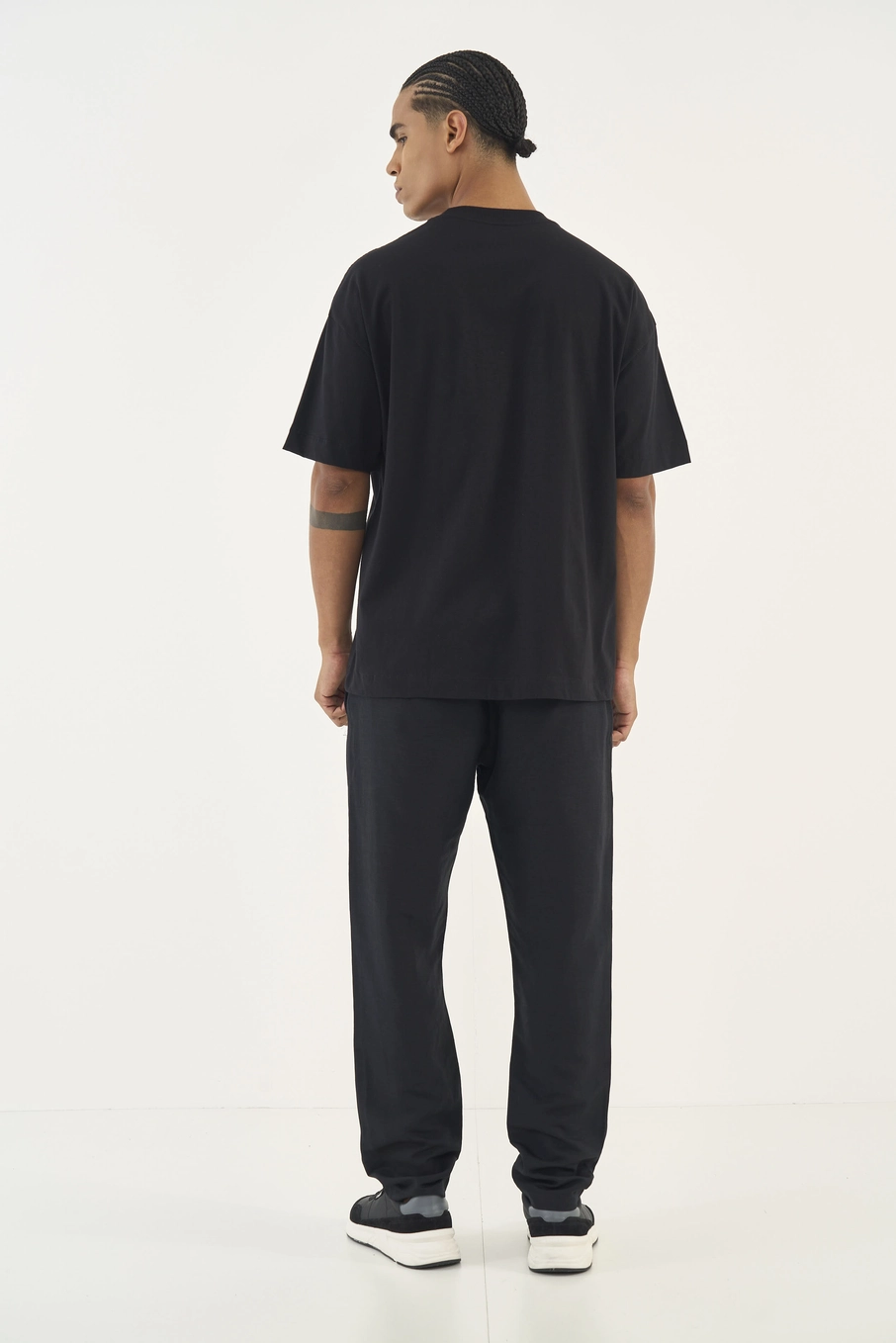 Camiseta Comfort Com Logo Frontal Preto