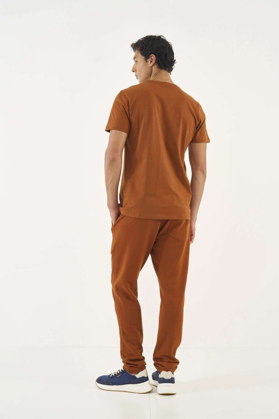 Camiseta Slim Com Logo Em Alto Relevo Marrom Zeus