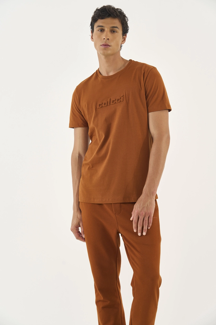 Camiseta Slim Com Logo Em Alto Relevo Marrom Zeus