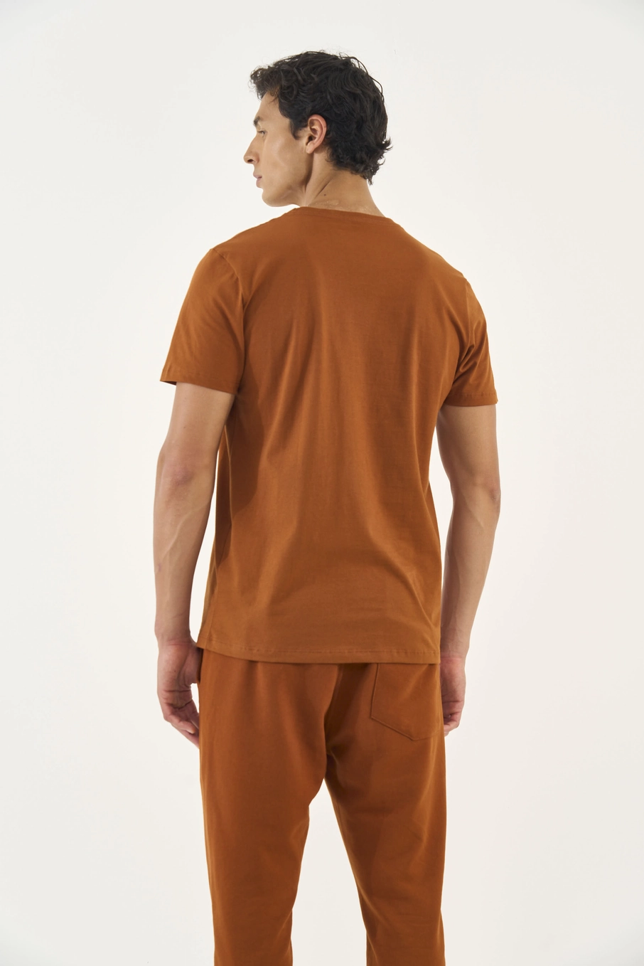 Camiseta Slim Com Logo Em Alto Relevo Marrom Zeus