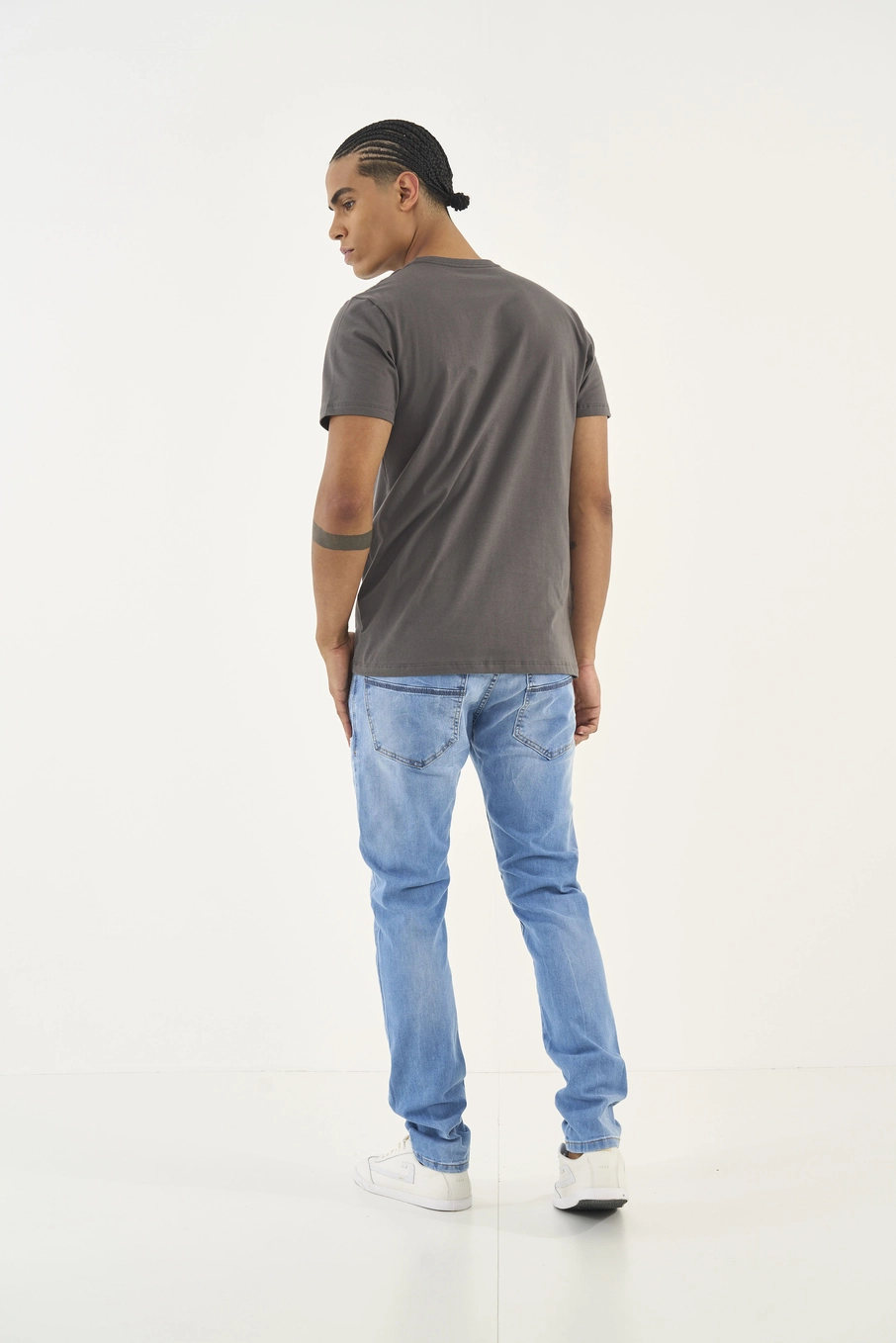 Camiseta Slim Com Bordado Cinza