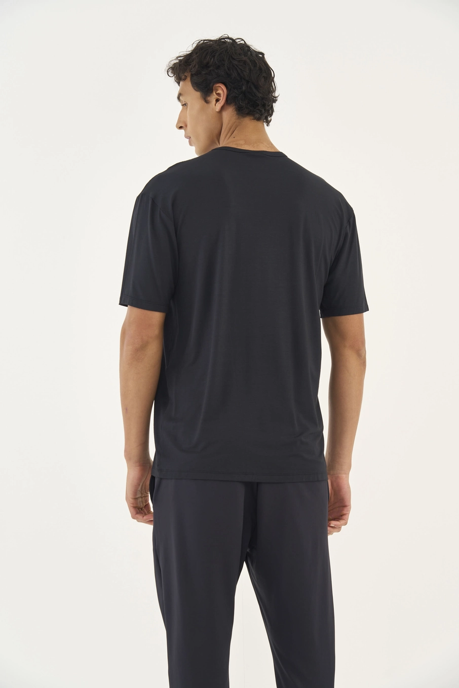Camiseta Basic Comfort Com Bordado Duplo C Preto