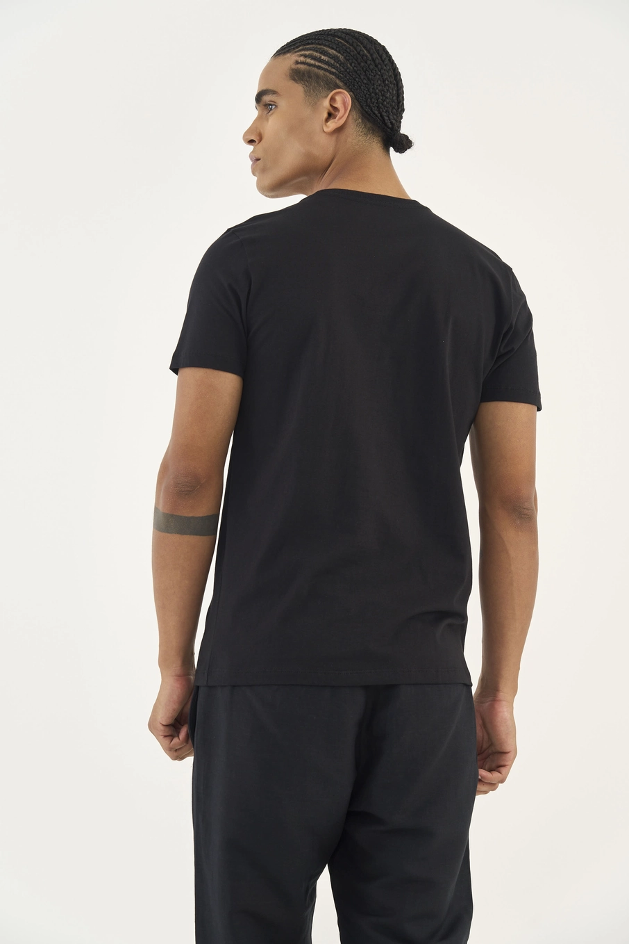 Camiseta Slim Com Bordado Preto