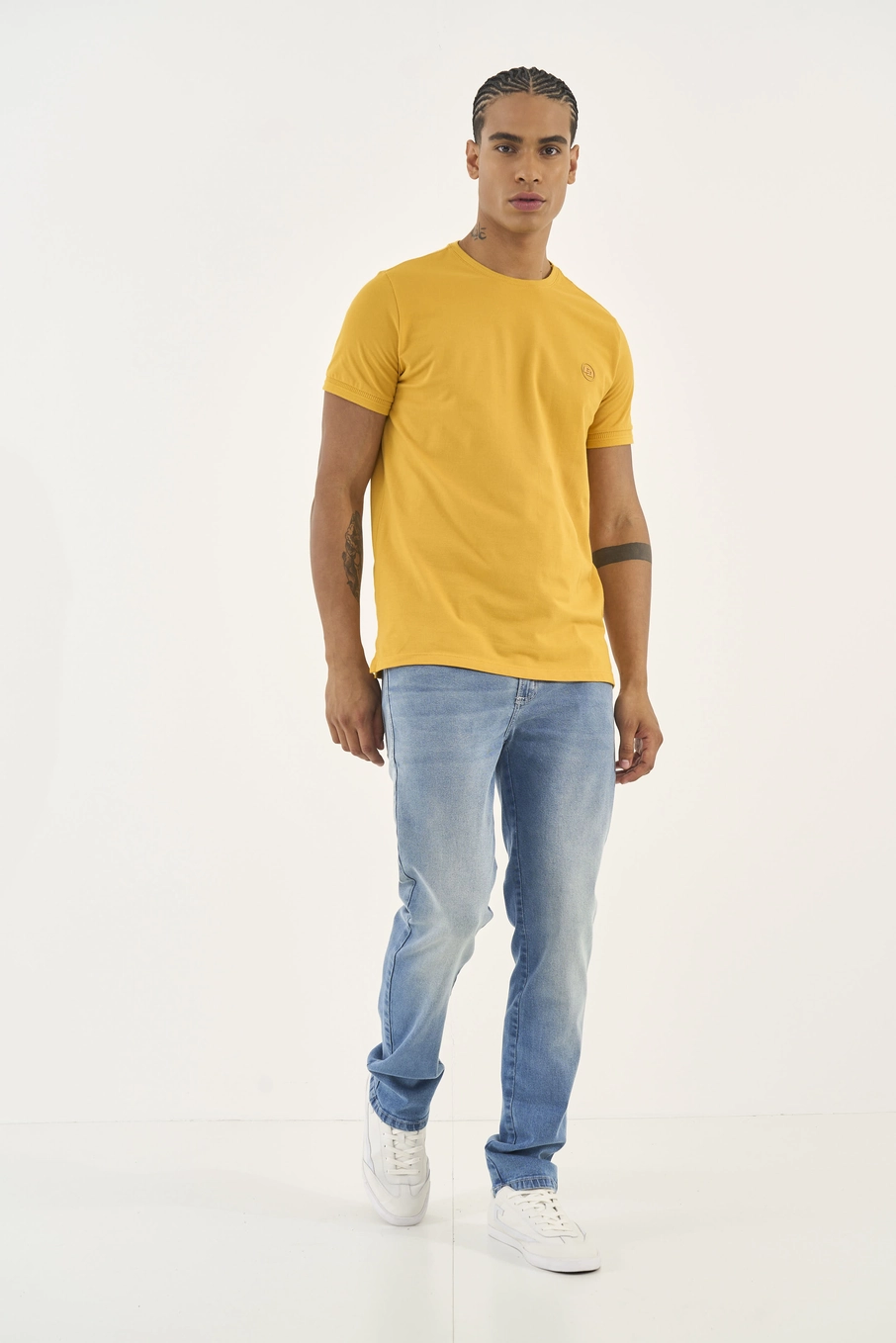 Camiseta Reta Com Detalhe Em Logo Amarelo
