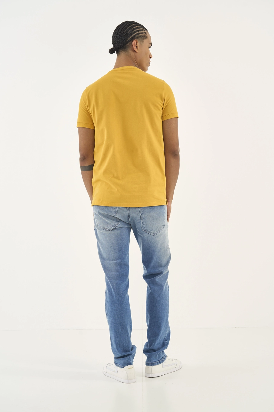 Camiseta Reta Com Detalhe Em Logo Amarelo