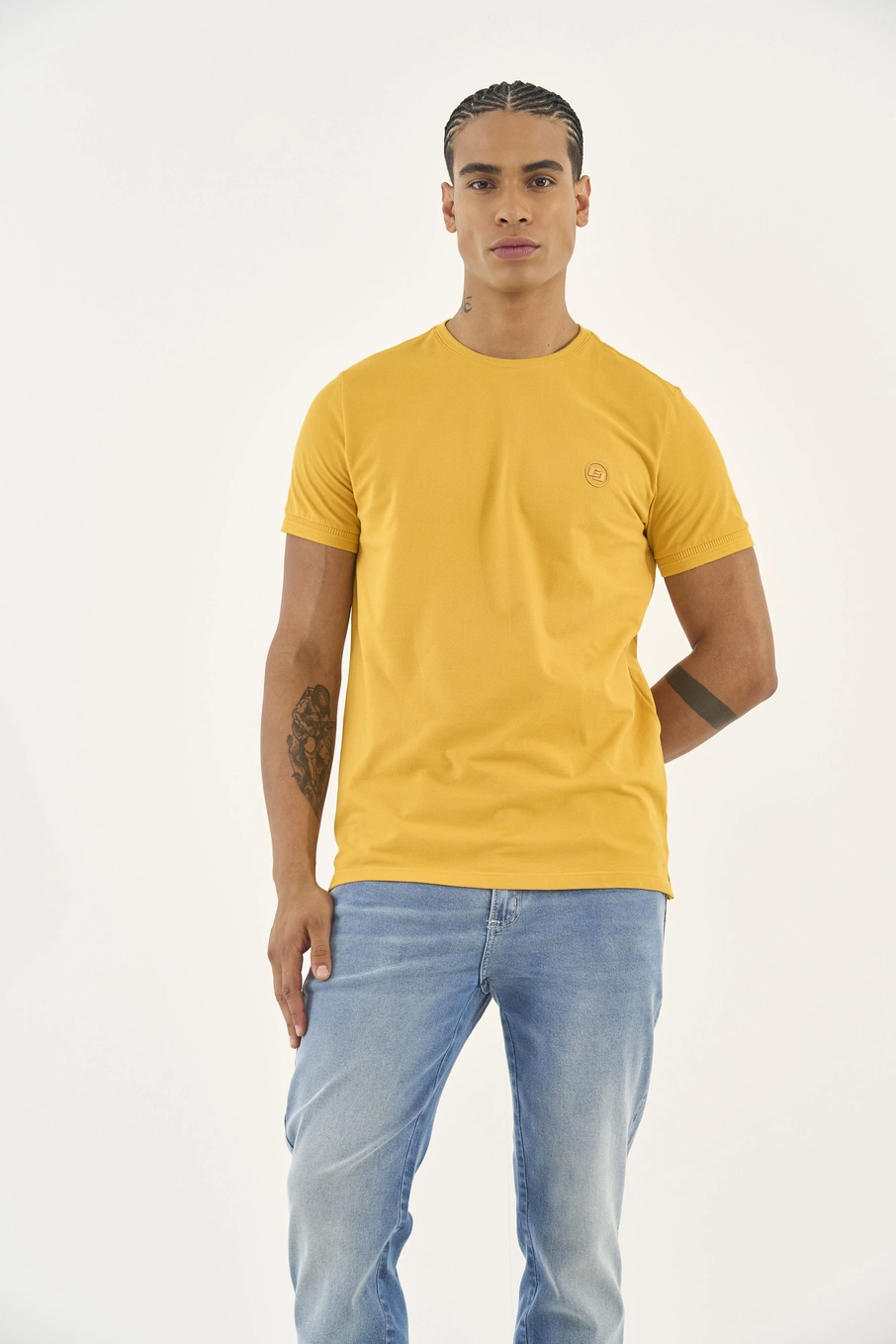 Camiseta Reta Com Detalhe Em Logo Amarelo