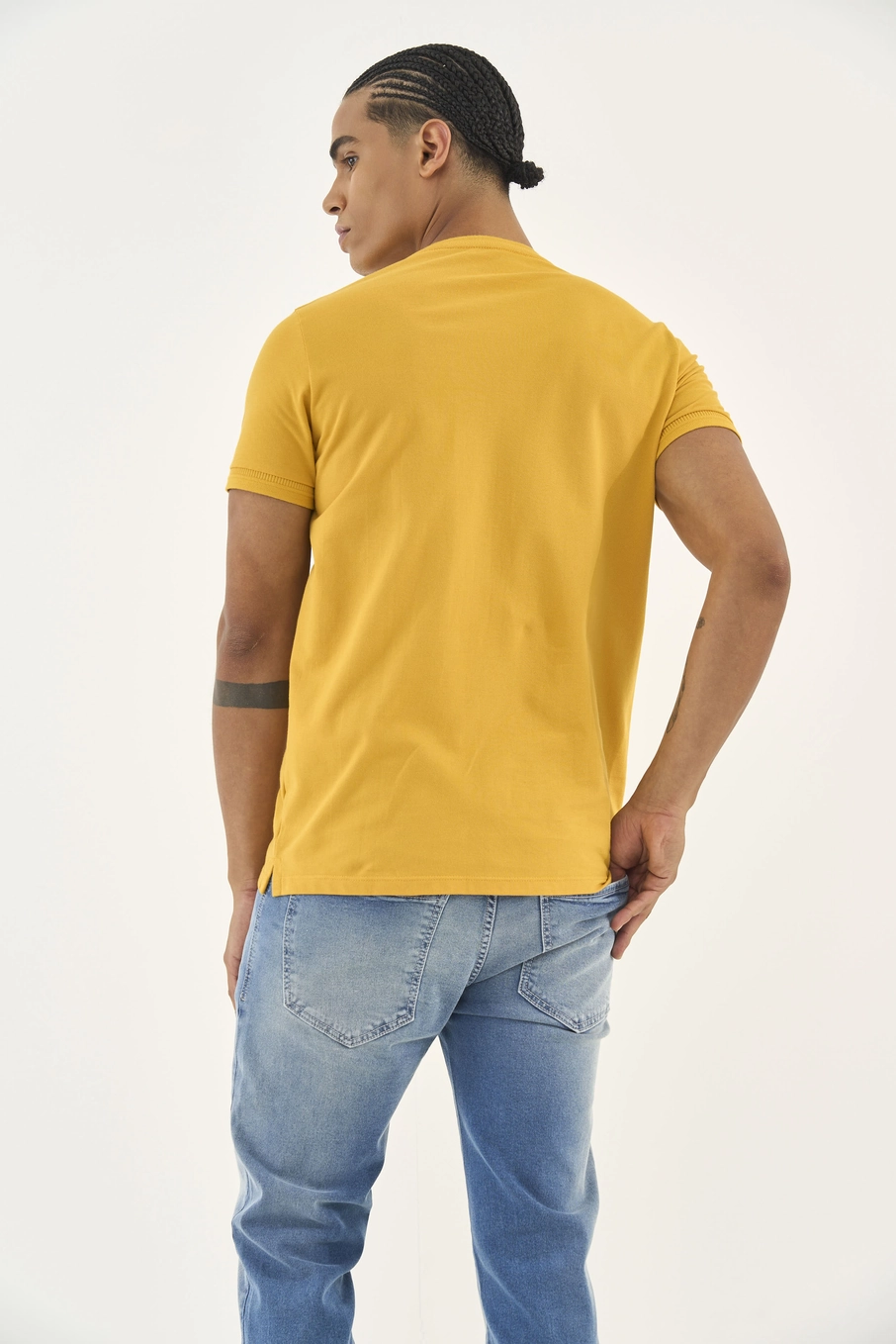 Camiseta Reta Com Detalhe Em Logo Amarelo