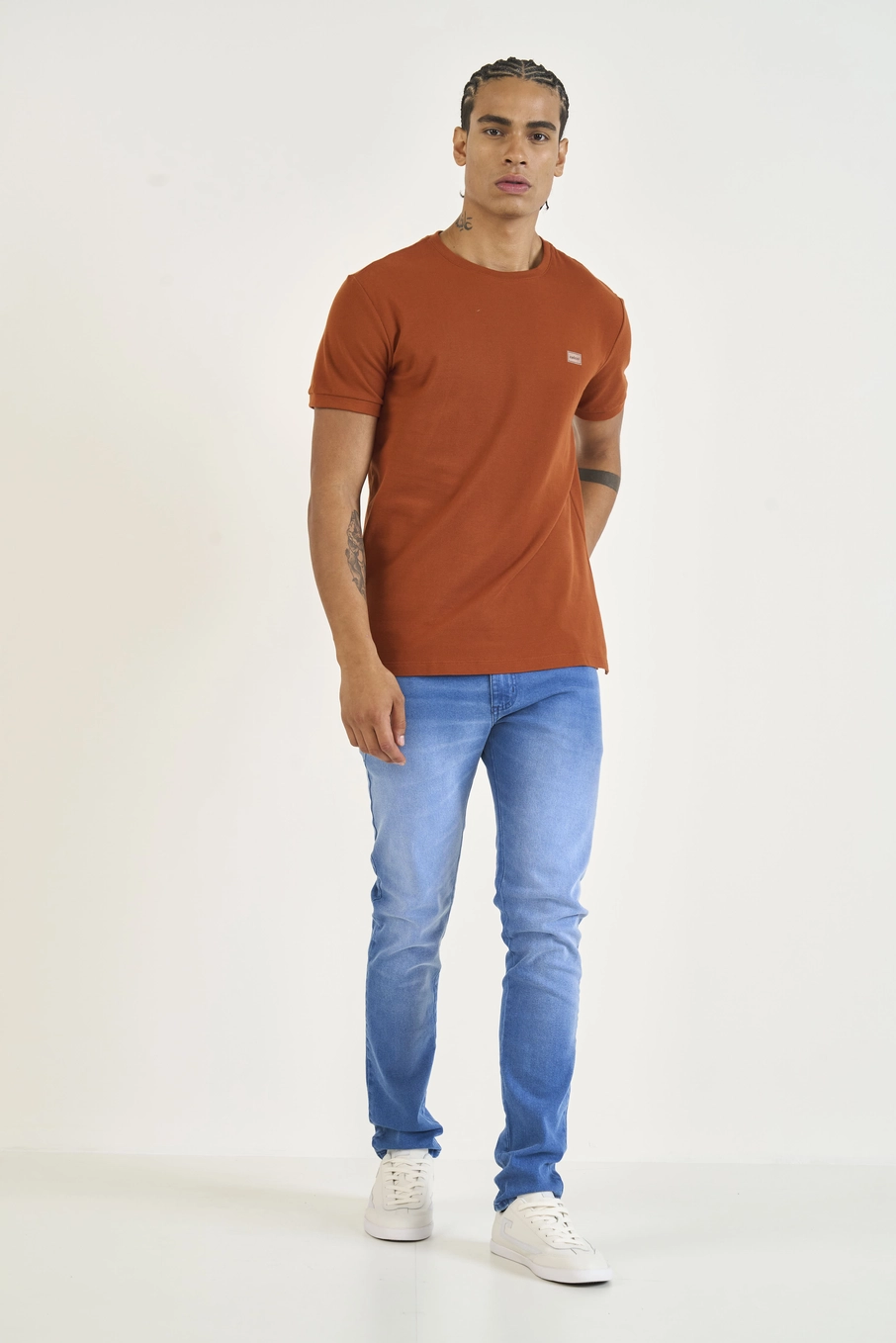 Camiseta Slim Com Placa Em Logo Marrom Zeus