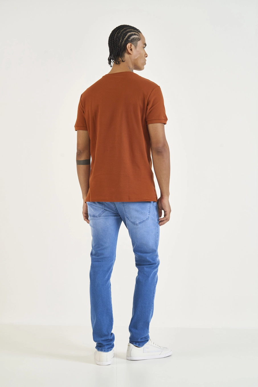 Camiseta Slim Com Placa Em Logo Marrom Zeus