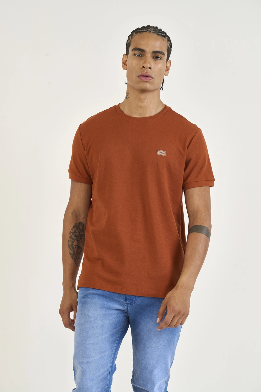 Camiseta Slim Com Placa Em Logo Marrom Zeus