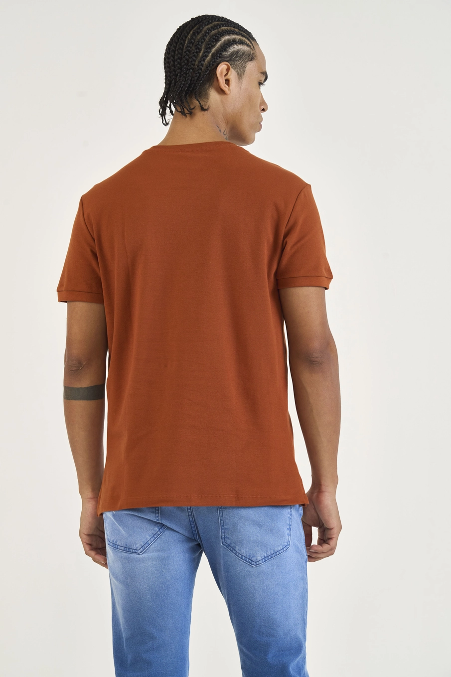 Camiseta Slim Com Placa Em Logo Marrom Zeus