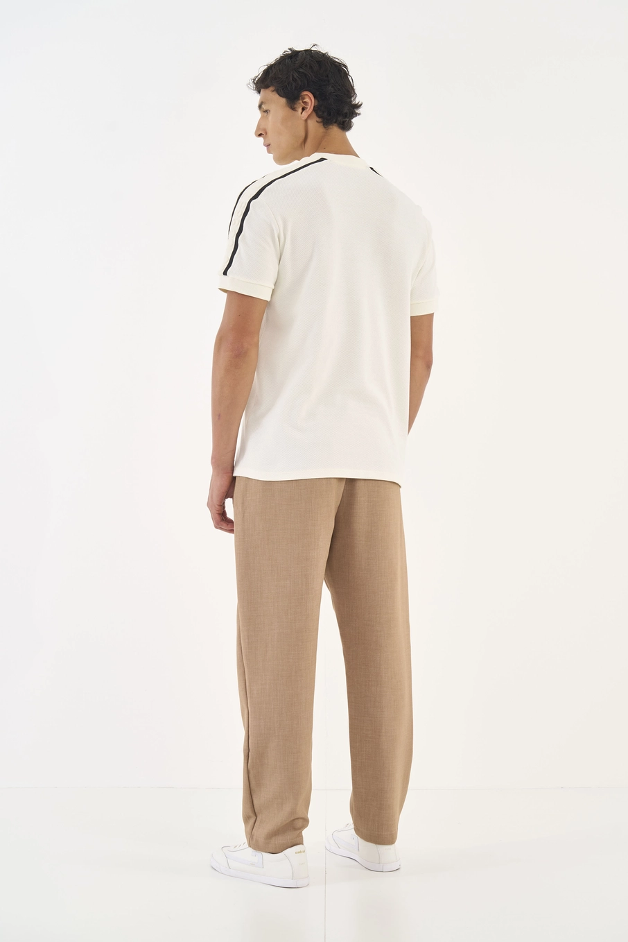 Camiseta Slim Com Detalhe Em Listras Off Shell