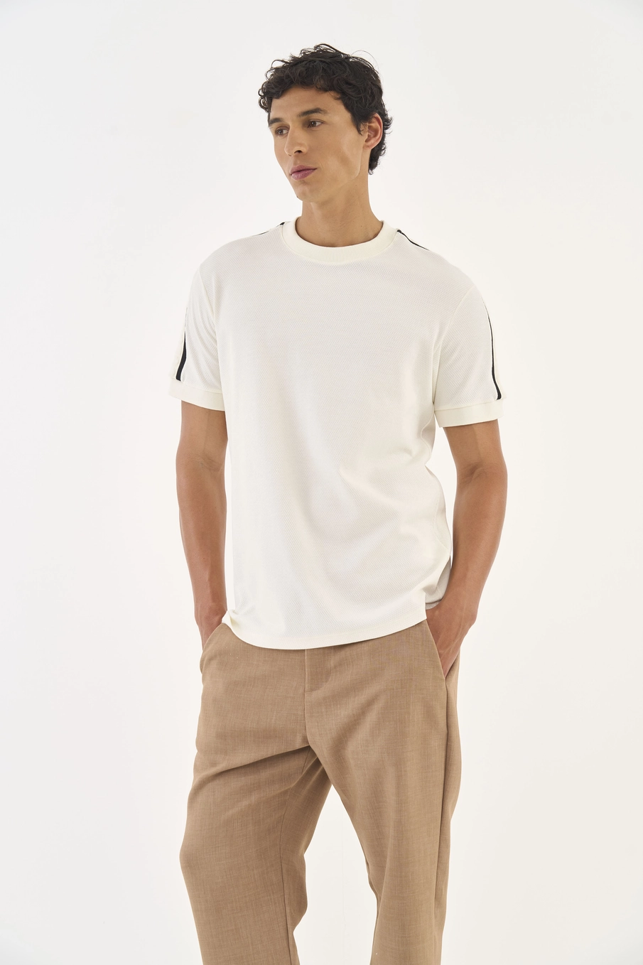 Camiseta Slim Com Detalhe Em Listras Off Shell