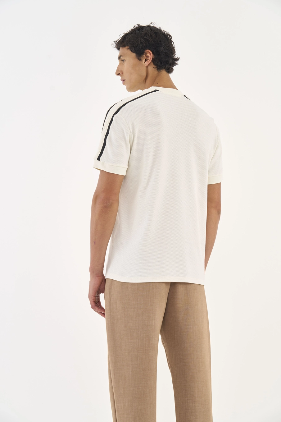 Camiseta Slim Com Detalhe Em Listras Off Shell