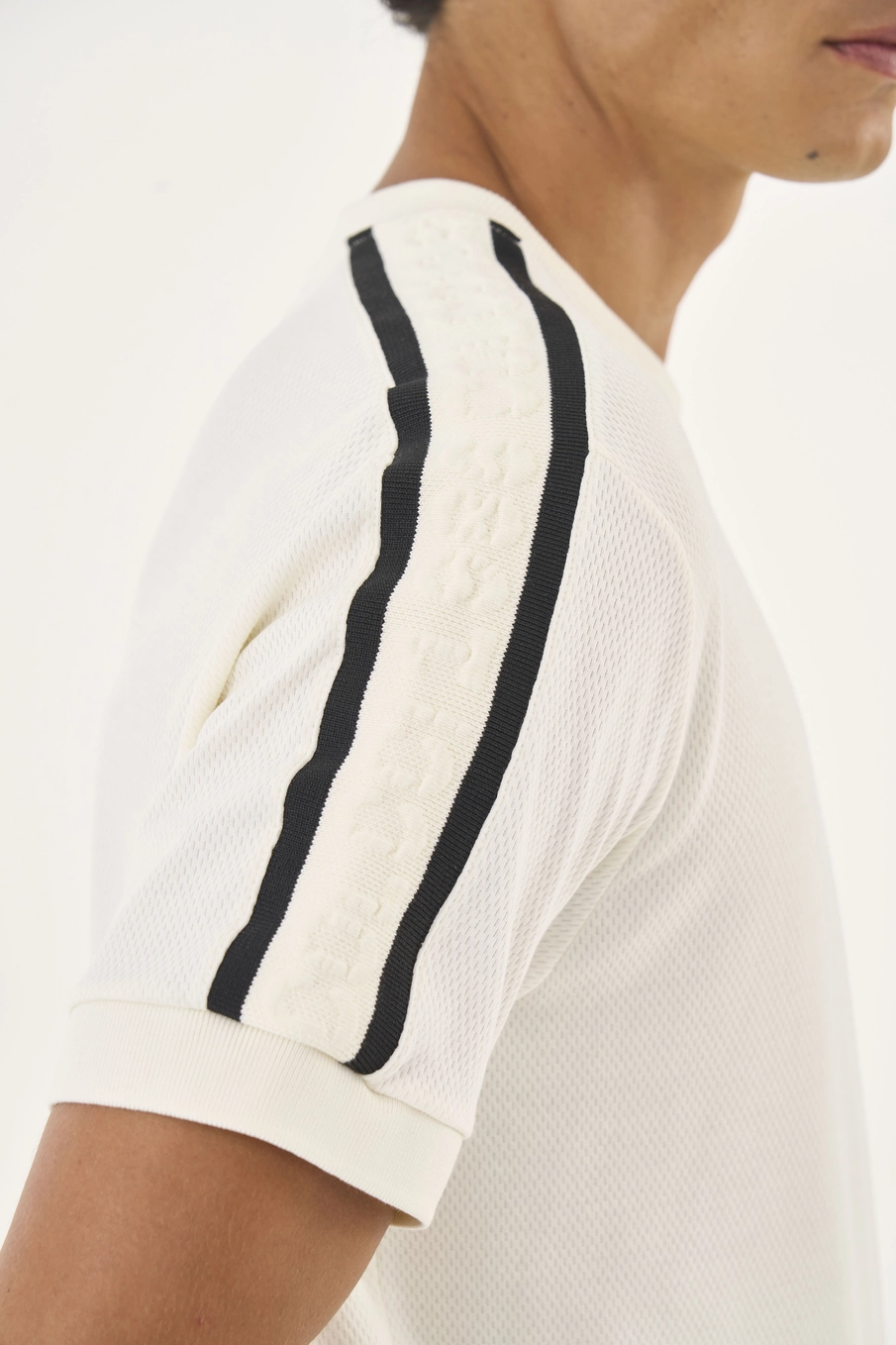 Camiseta Slim Com Detalhe Em Listras Off Shell