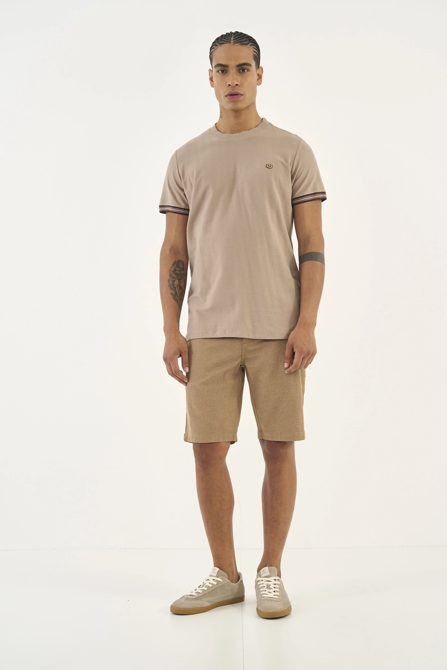 Camiseta Slim Com Listras Na Manga Bege