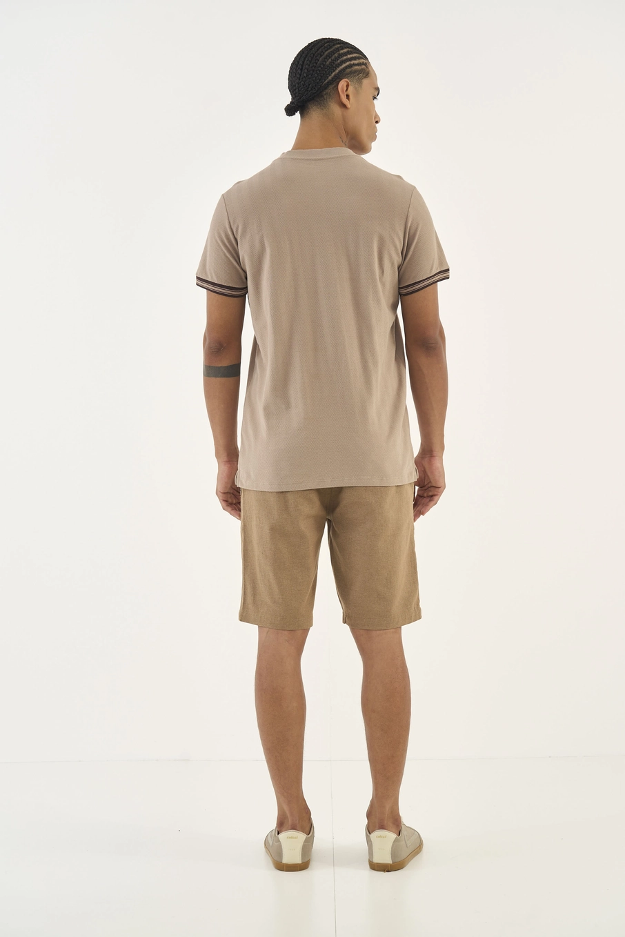 Camiseta Slim Com Listras Na Manga Bege