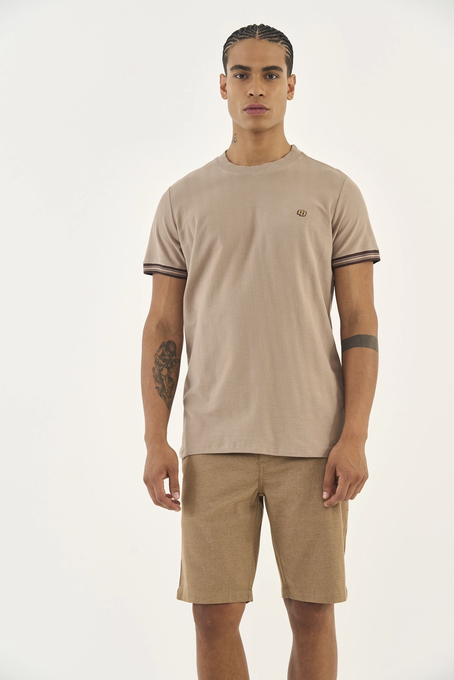 Camiseta Slim Com Listras Na Manga Bege