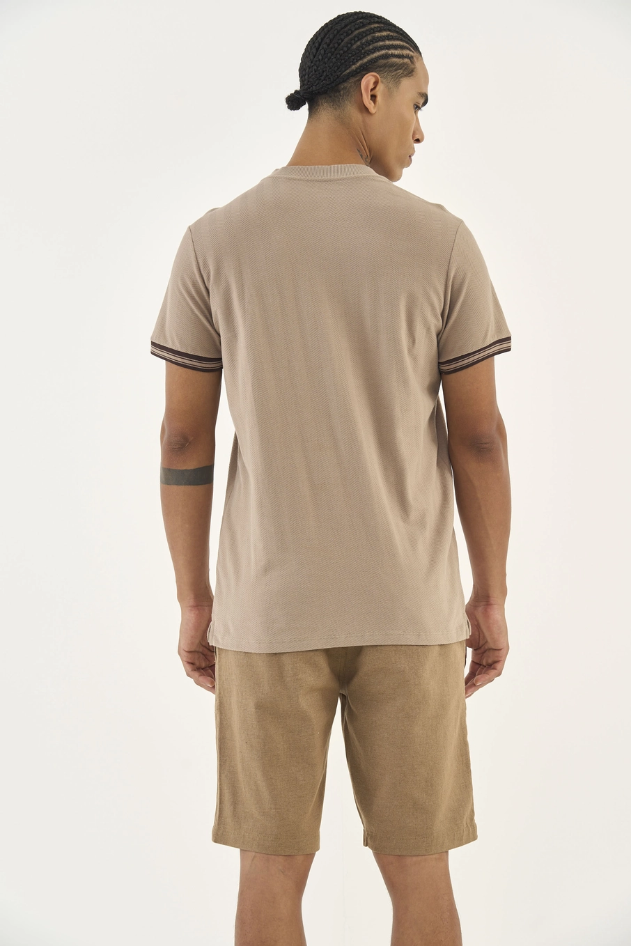 Camiseta Slim Com Listras Na Manga Bege