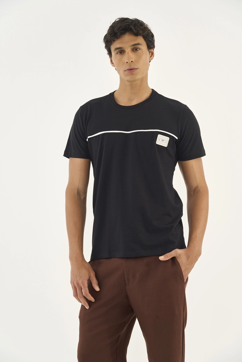 Camiseta Comfort Com Placa Em Logo