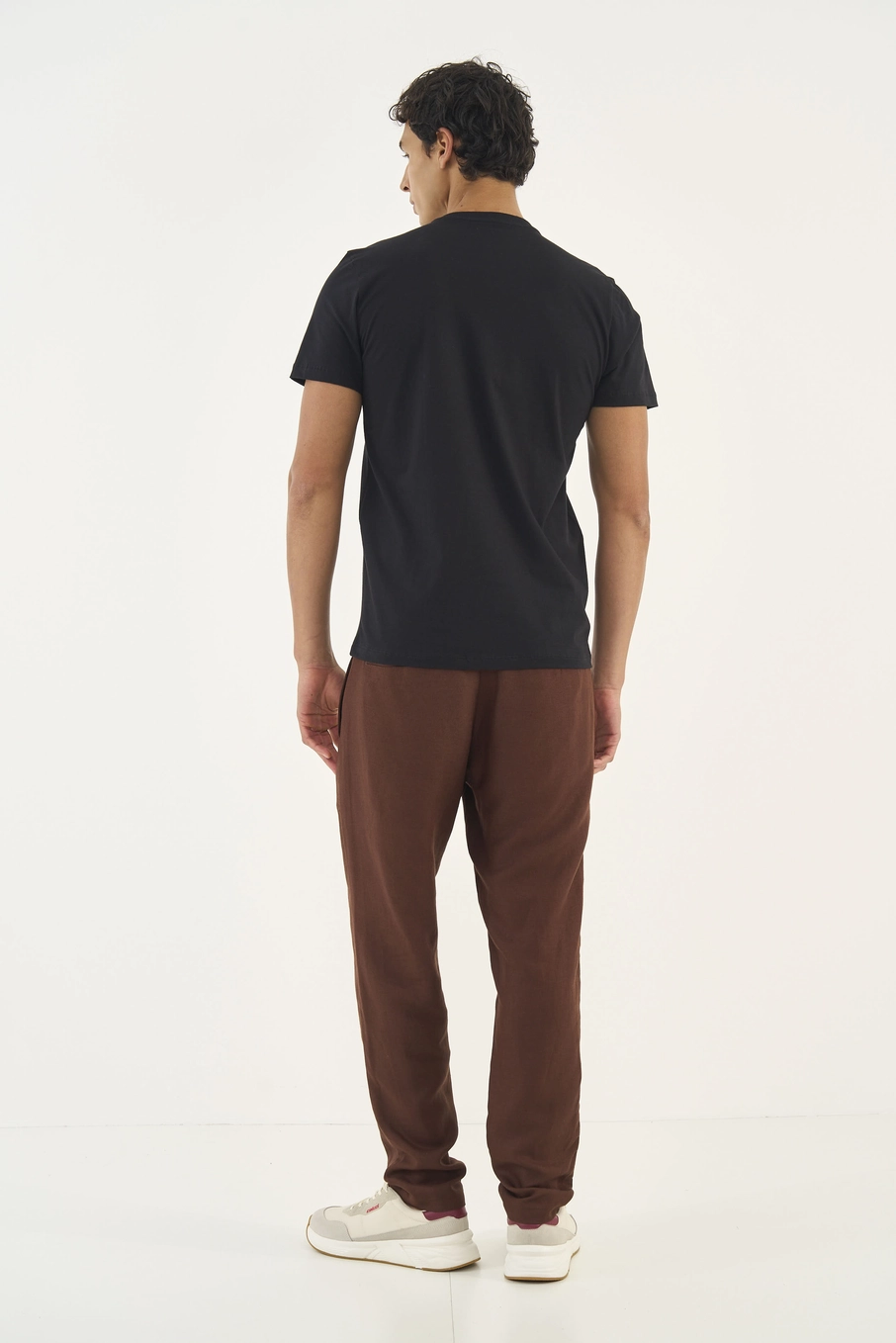 Camiseta Comfort Com Placa Em Logo Preto