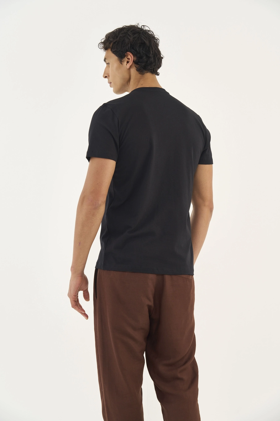 Camiseta Comfort Com Placa Em Logo Preto
